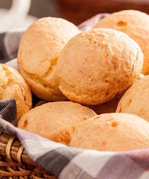 Descubra como preparar pão de queijo com apenas três ingredientes.