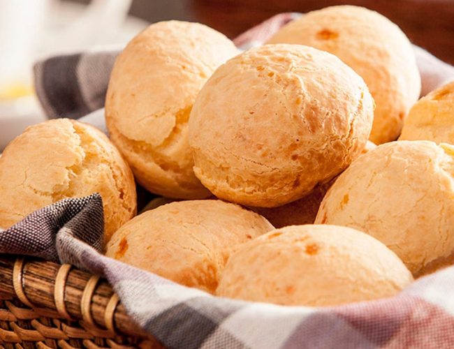 Descubra como preparar pão de queijo com apenas três ingredientes.